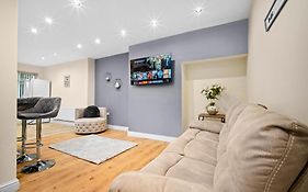 Harborne House, Perfect For Contractors & Families, Sleeps 8